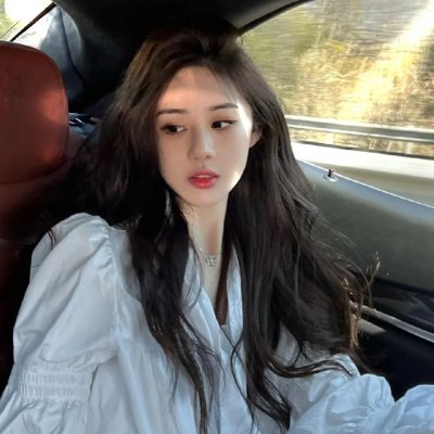 与一位女士合影